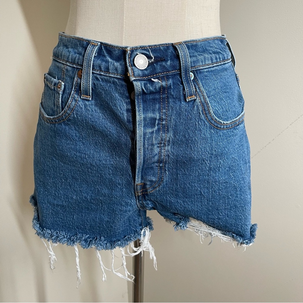 Levi’s Womens 501 Raw Edge-SZ 26-High Waist Blue Denim Shorts Stretch Button-fly